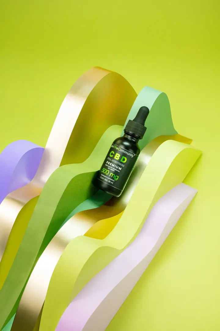 Gotas de CBD joinTHeCommunity integradas en formas orgánicas verdes