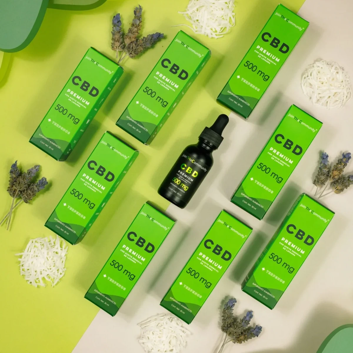 Frasco de CBD 500 mg junto a empaques verdes de joinTHeCommunity