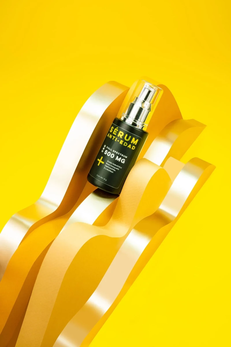 Sérum CBD Anti Edad de 45 g con dispensador sobre cintas doradas